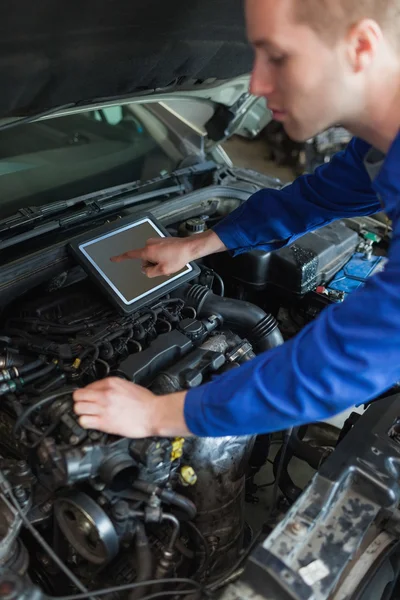 Mechanik z komputera typu tablet, naprawa samochodów — Zdjęcie stockowe