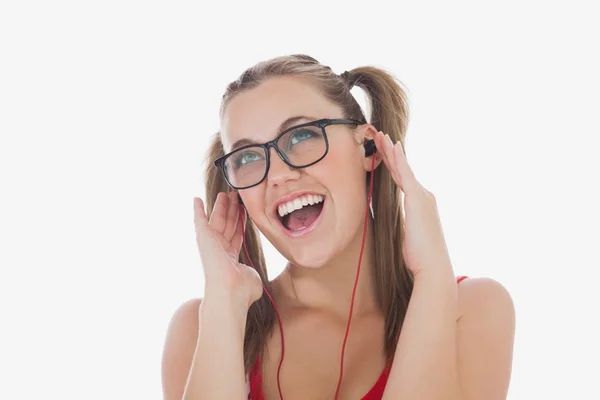 Mulher alegre ouvindo música — Fotografia de Stock