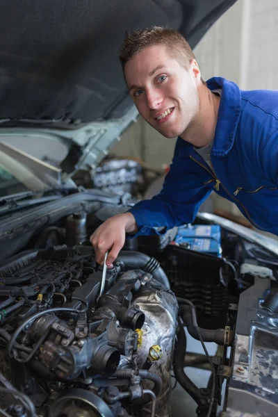Mechaniker arbeitet unter Motorhaube des Autos — Stockfoto