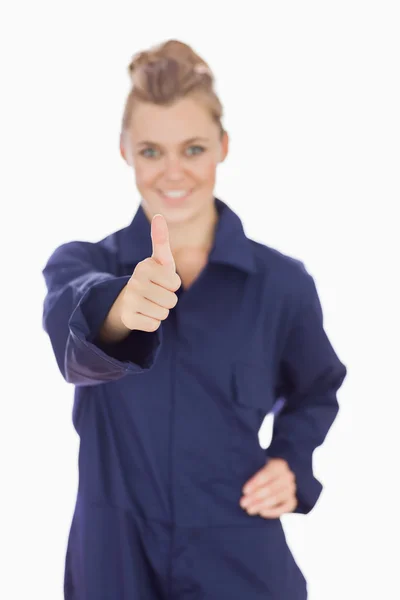 年轻的女技术员打手势竖起大拇指 — 图库照片