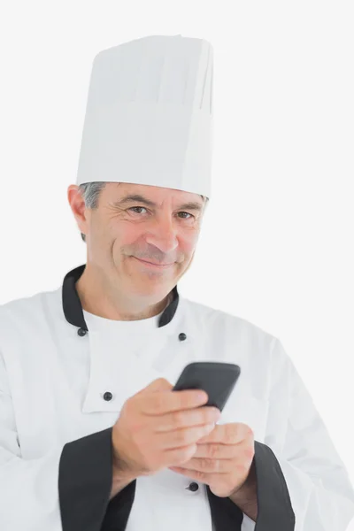 Mobiltelefon tartó boldog chef portréja — Stock Fotó