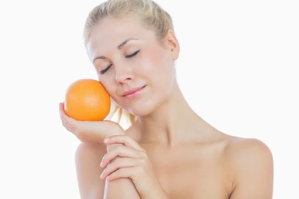 Topless vrouw bedrijf oranje — Stockfoto