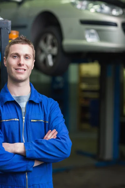 Smart auto-mechanic glimlachen — Stockfoto