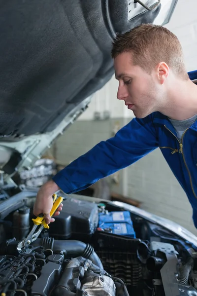 Mechanic working on car engine — Stock Photo, Image