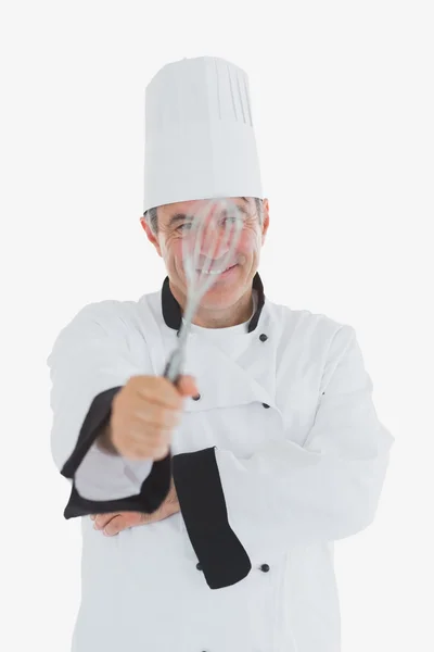 Щасливий чоловічий шеф-кухар тримає дротяне вуса — стокове фото