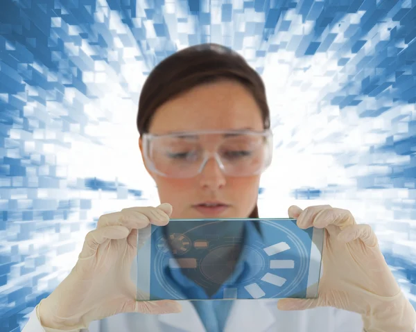 Enfermera reflexiva sosteniendo una pantalla virtual — Foto de Stock
