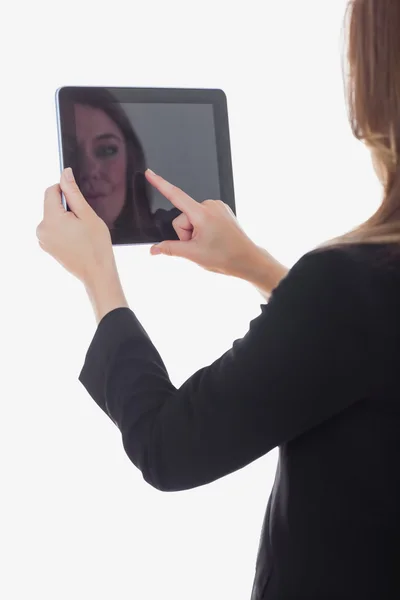 Mujer de negocios usando tableta digital — Foto de Stock