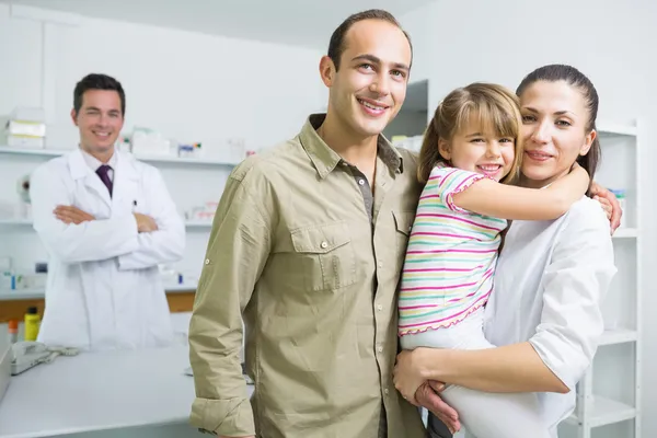 Usmívající se rodina a farmaceuta — Stock fotografie