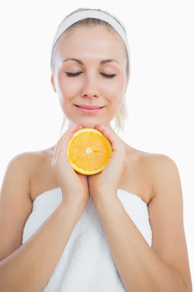 Happy woman holding slice of orange — Stock Photo, Image