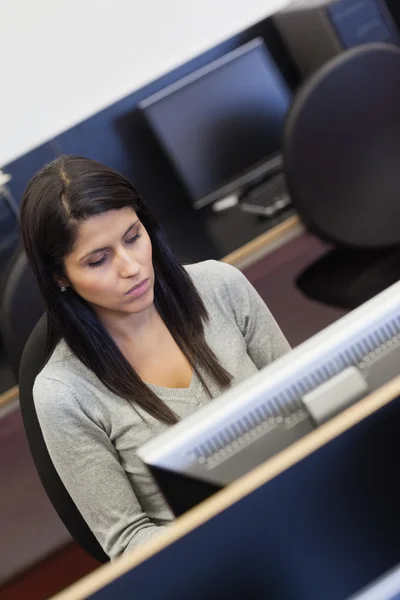 Woman sitting at the computer — Stock Photo, Image