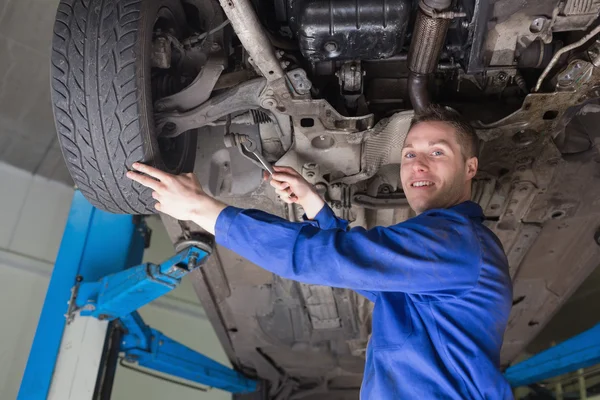 Mechanic repairing car — Stock Photo, Image