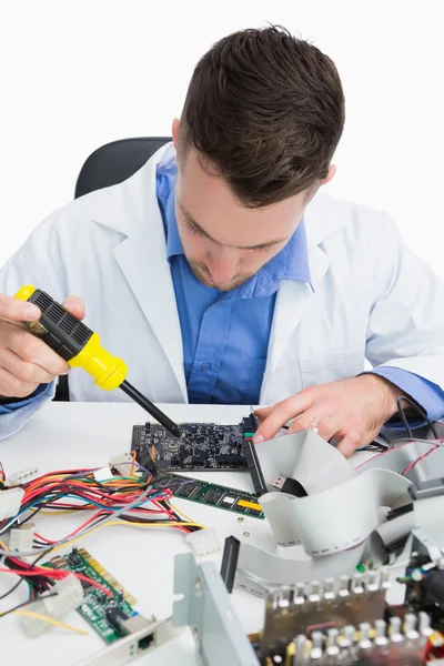 Nahaufnahme eines Computertechnikers, der eine Soundkarte repariert — Stockfoto