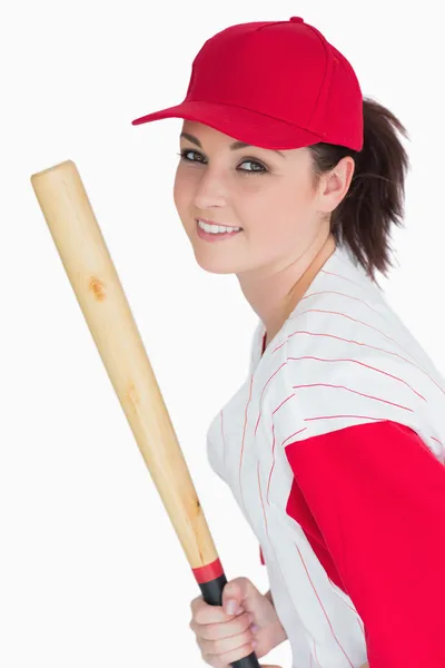 野球のバットと帽子を持つ女性の笑みを浮かべてください。 — ストック写真