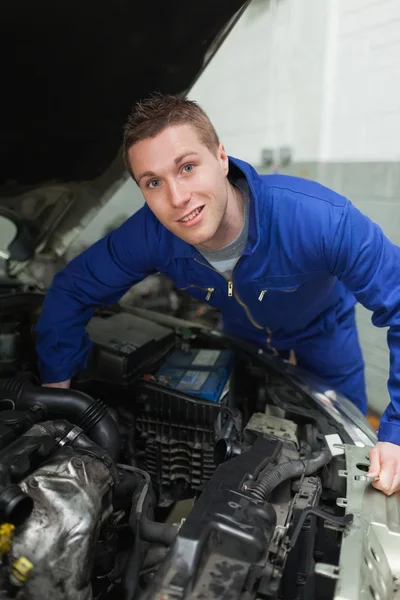 Manliga mekaniker reparerar bil — Stockfoto
