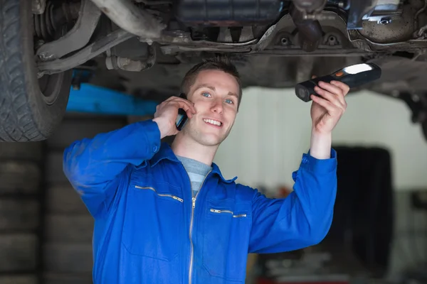 Car Mechanic using cell phone — Stock Photo, Image
