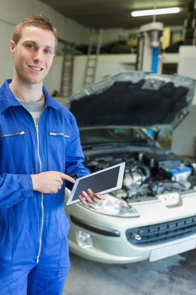 Gelukkig mechanic met behulp van tablet pc — Stockfoto