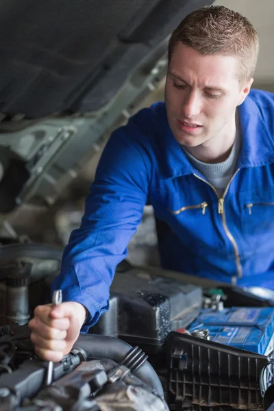 Mecánico trabajando en el motor del coche — Foto de Stock