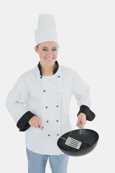 Retrato de chef usando espátula e frigideira — Fotografia de Stock