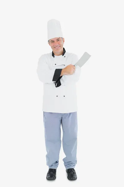 Человек в форме шеф-повара держит мясной тесак — стоковое фото