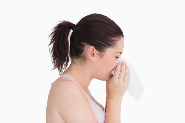 Mujer enferma sonándose la nariz — Foto de Stock