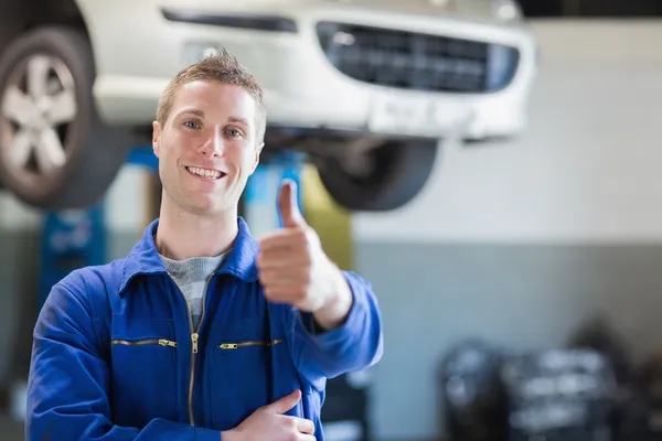 Mechaniker gibt Daumen hoch — Stockfoto