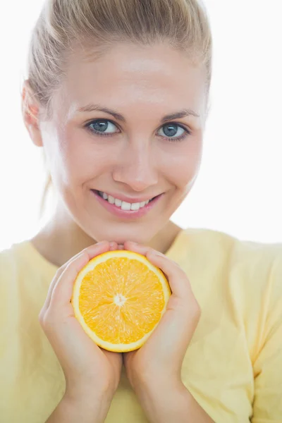 Mulher feliz mostrando fatia de laranja — Fotografia de Stock