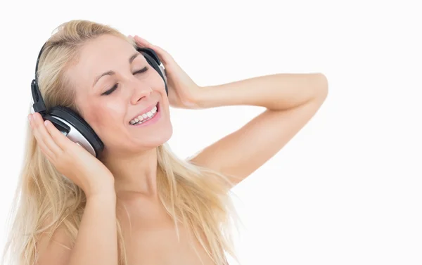 Entspannte Frau genießt Musik — Stockfoto