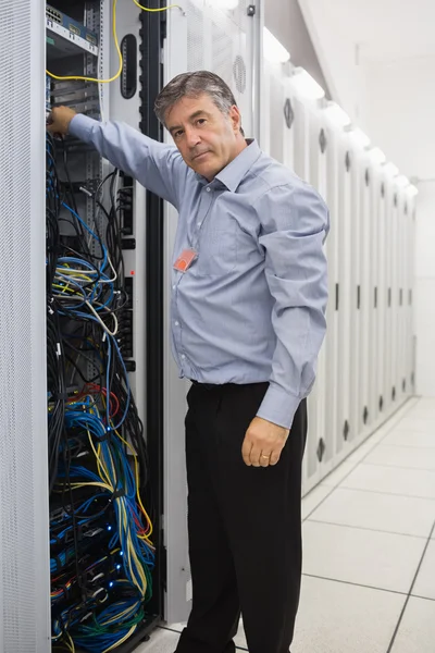 Técnico trabajando y reparando un servidor —  Fotos de Stock