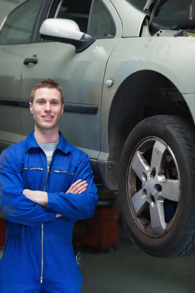 Glücklicher Mechaniker im Auto — Stockfoto