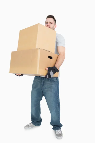 Retrato de un joven que lleva cajas de paquetes — Foto de Stock