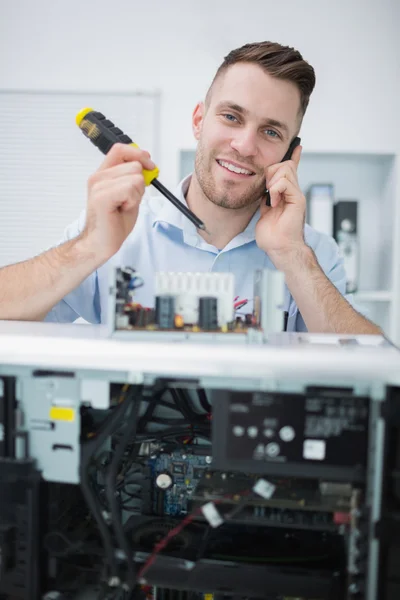 Computer engineer working on cpu part in front of open cpu — Stock Photo, Image