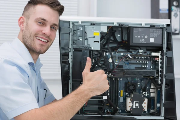 Hardware professionele gebaren duimen omhoog door open cpu — Stockfoto