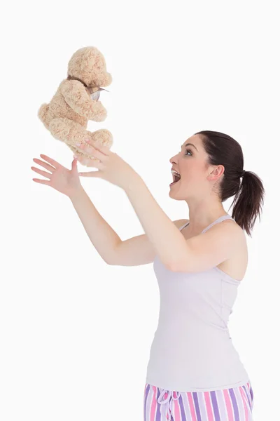 Vrouw gooien haar teddybeer — Stockfoto