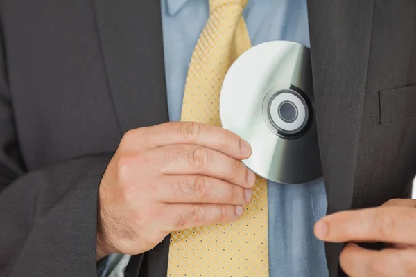 Geschäftsmann steckt CD in die Tasche — Stockfoto