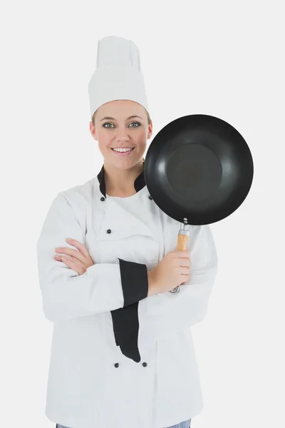 Femme chef avec bras croisés tient poêle à frire — Photo