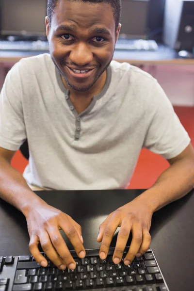 Estudante sorrindo digitação — Fotografia de Stock