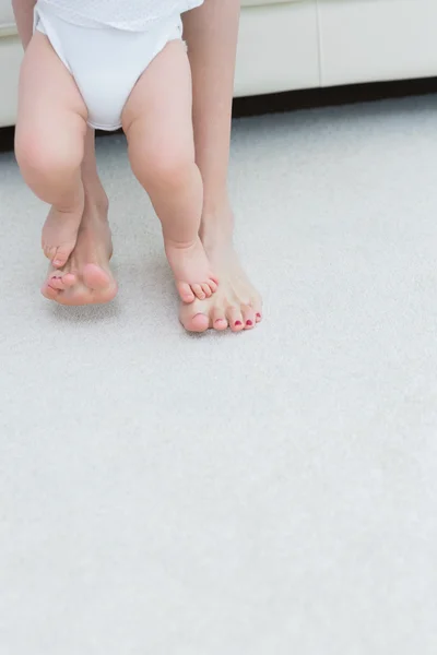 Mother helping her child to walk — Stock Photo, Image