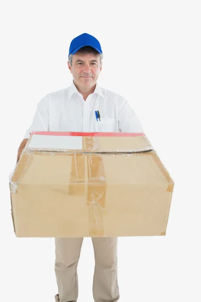 Courier homem com caixa de papelão — Fotografia de Stock