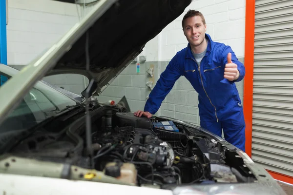 Mechanic door auto gebaren duimschroef opwaarts — Stockfoto