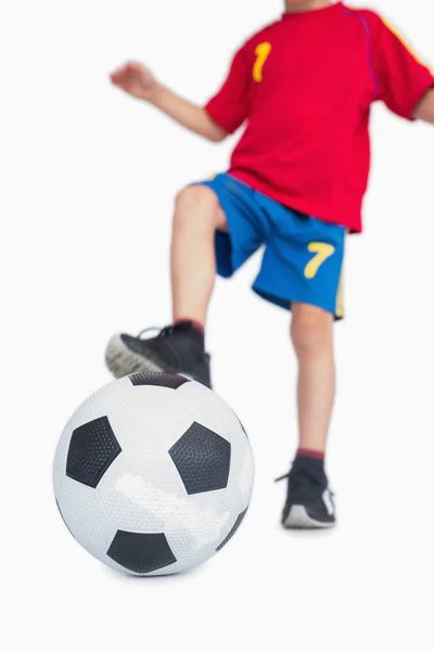 Mladý chlapec s nohou na fotbalový míč — Stock fotografie