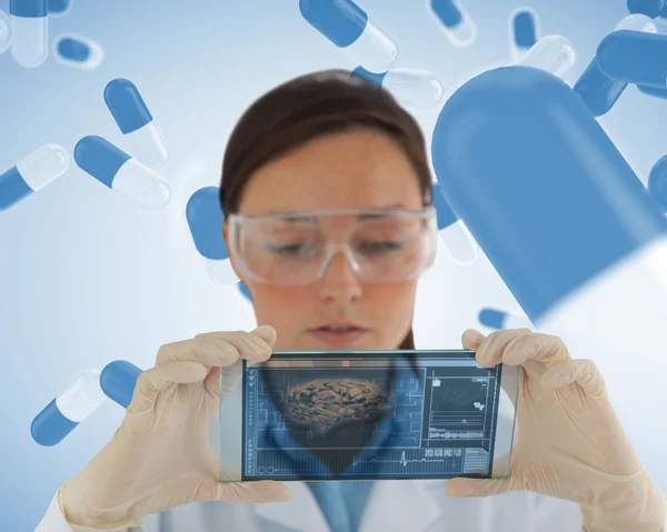 Serious nurse holding a virtual screen — Stock Photo, Image