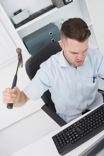 Uomo frustrato che colpisce il monitor del computer - tastiera con martello — Foto Stock