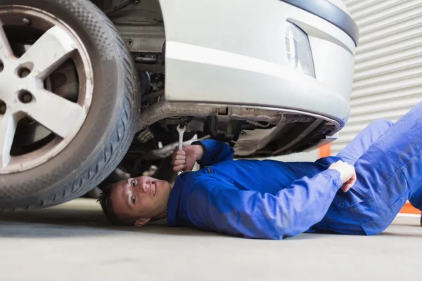 Automechanik v auto — Stock fotografie