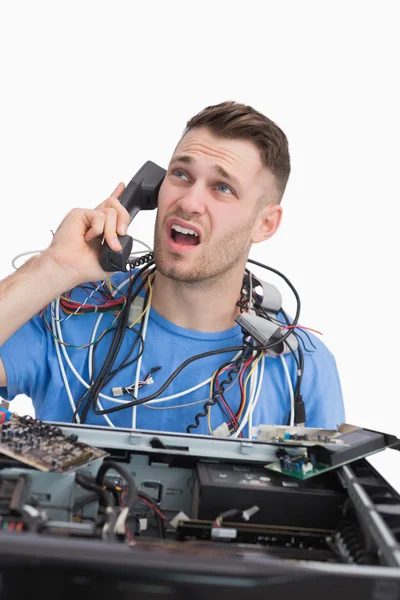 Frustrado ingeniero informático de guardia delante de la CPU abierta — Foto de Stock