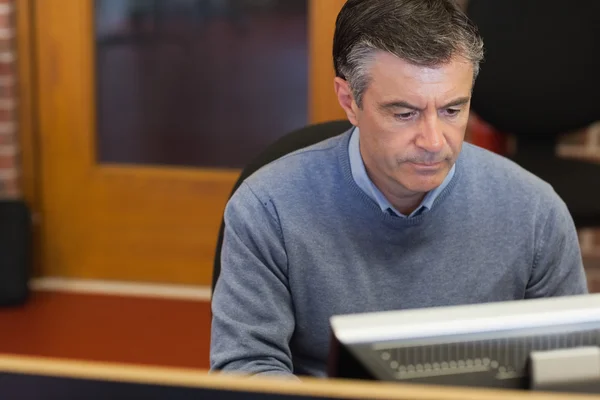 Hombre trabajando en una computadora —  Fotos de Stock