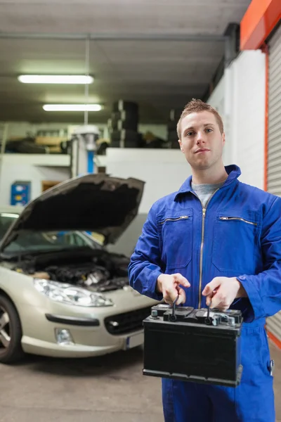 Säker auto mekaniker med bilbatteri — Stockfoto