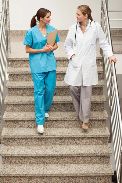 Health specialists going down the stairs — Stock Photo, Image