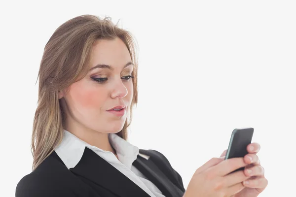 Obchodní žena používající mobilní telefon — Stock fotografie