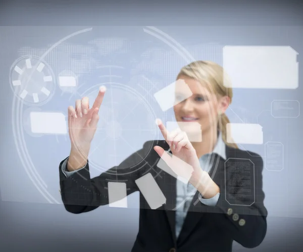 Der Finger der lächelnden Geschäftsfrau berührt den Bildschirm — Stockfoto