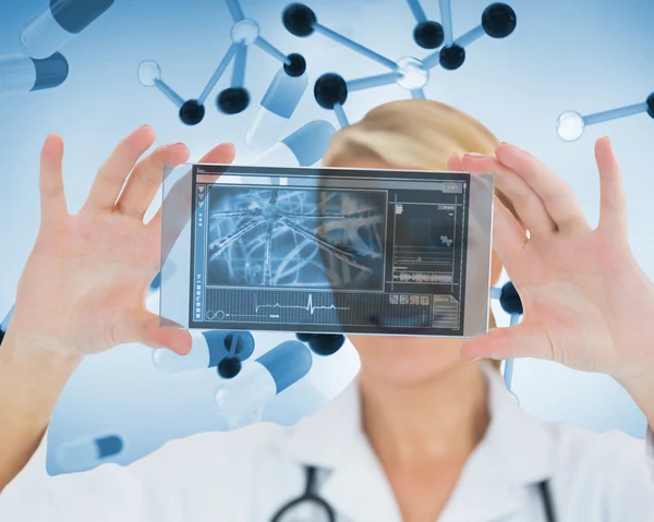 Joyful blonde nurse holding a virtual screen — Stock Photo, Image